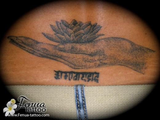 59°) La main de bouddha avec lotus en points